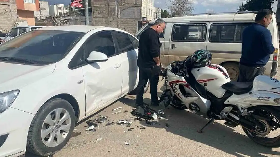 'Otomobil ile motosiklet çarpıştı: 1 yaralı'