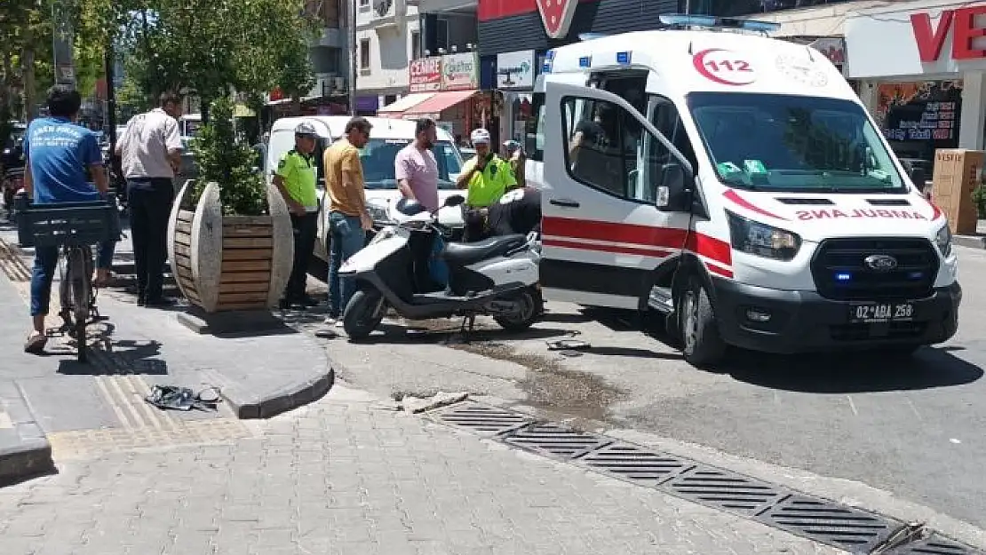 'Otomobil ile motosiklet çarpıştı: 2 yaralı'