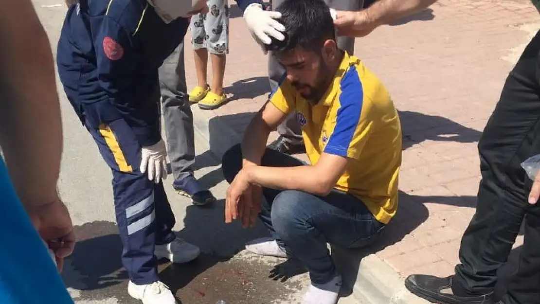 'Otomobil ile motosiklet çarpıştı: 2 yaralı'