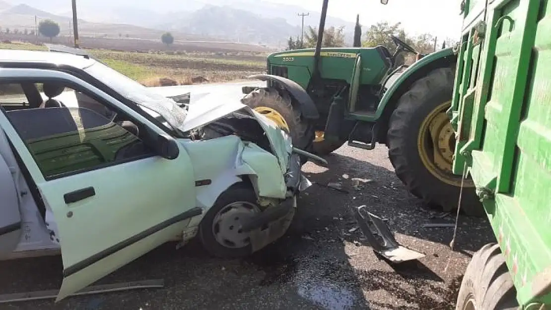 'Otomobil ile traktör çarpıştı: 3 yaralı'