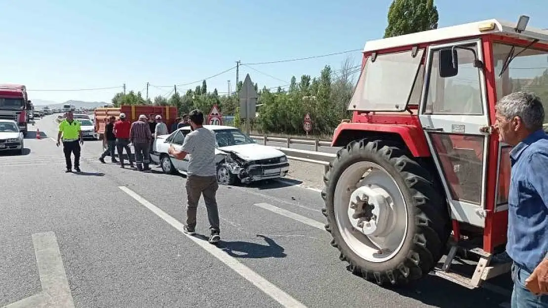 'Otomobil ile traktörün çarpışması sonucu 3 kişi yaralandı.'