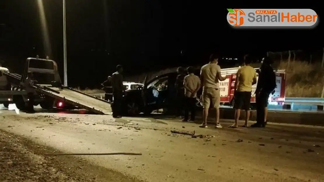 Otomobil iş makinasına arkadan çarptı: 3 yaralı