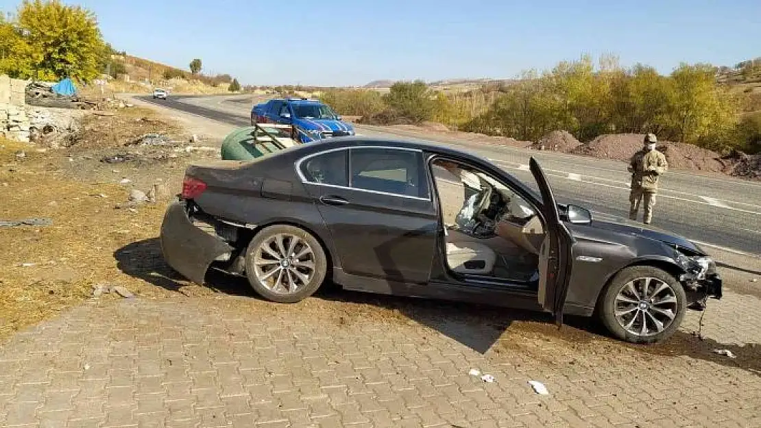 'Otomobil istinat duvarına çarptı: 1 yaralı'