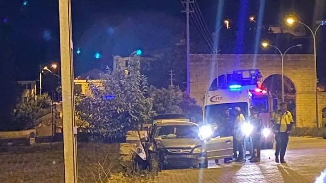 'Otomobil istinat duvarına çarptı:2 yaralı'