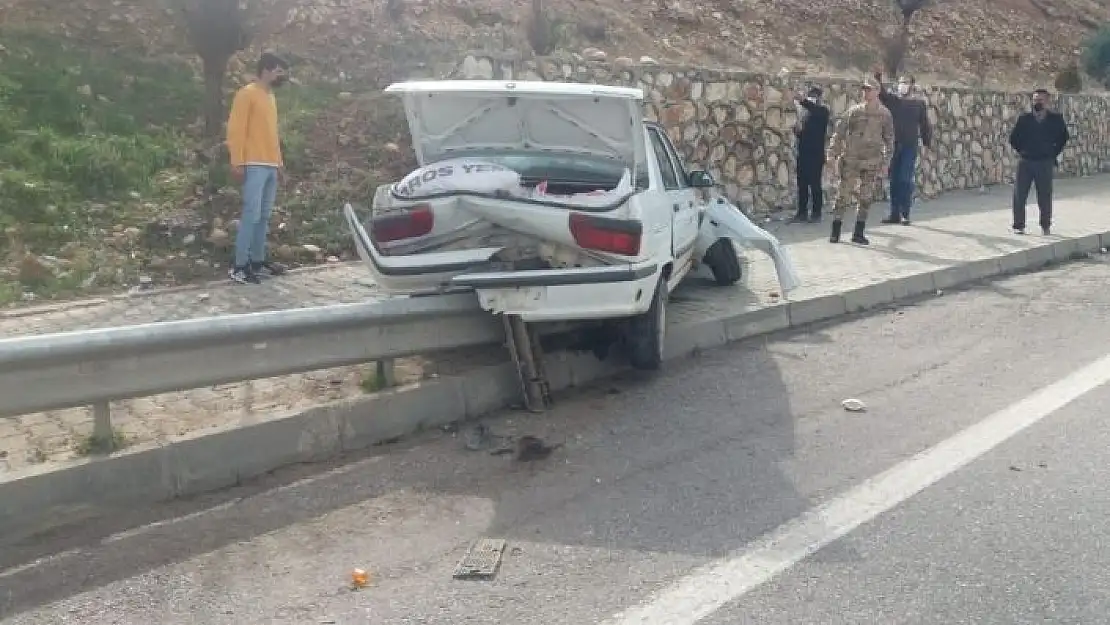 'Otomobil kaldırıma çarptı'