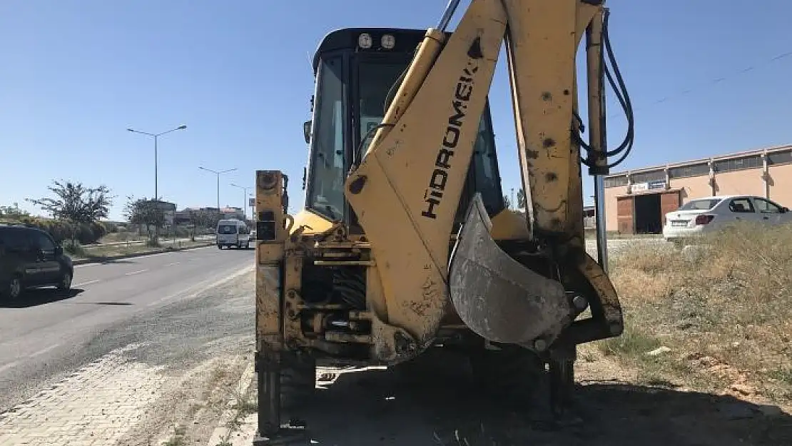 'Otomobil kepçeye çaptı: 3 yaralı'