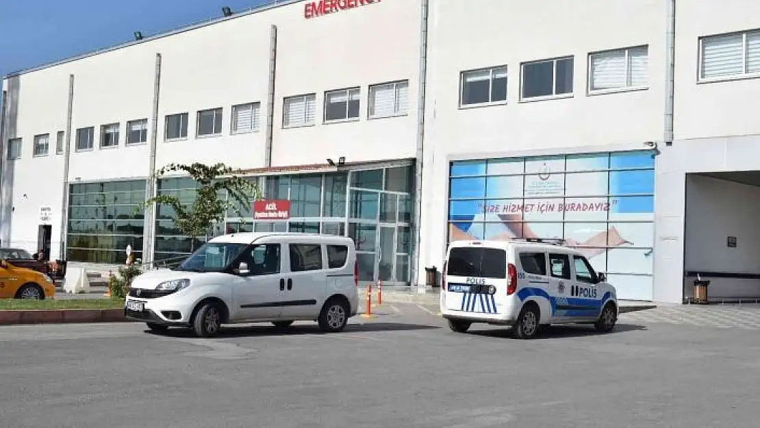 'Otomobil menfeze çarptı: 1´i ağır 6 yaralı'