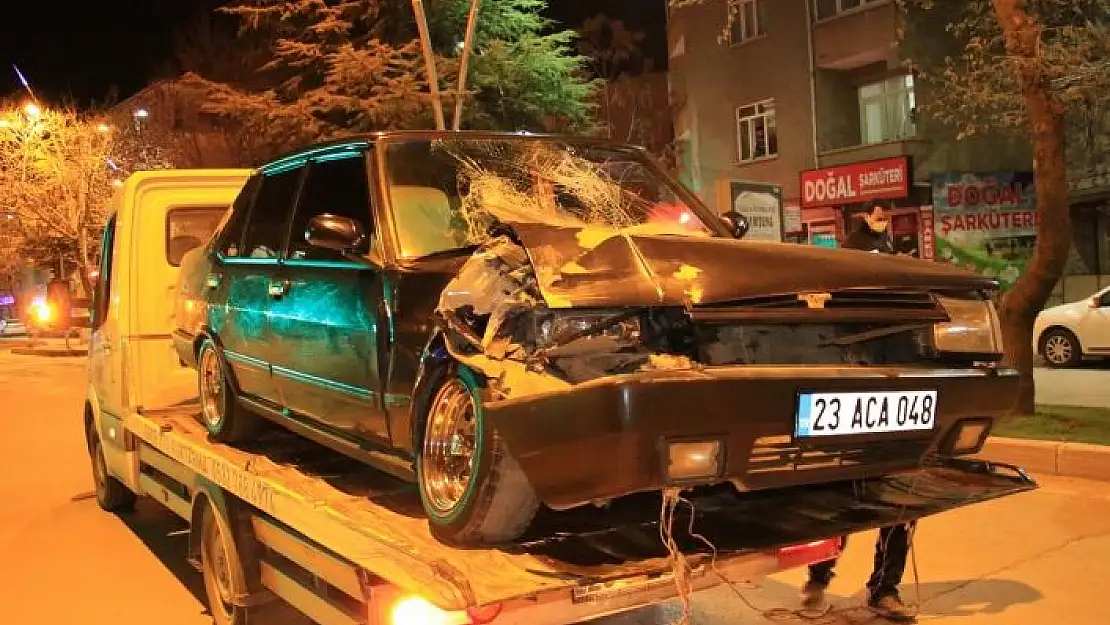 'Otomobil park halindeki tıra çarptı: 4 yaralı'