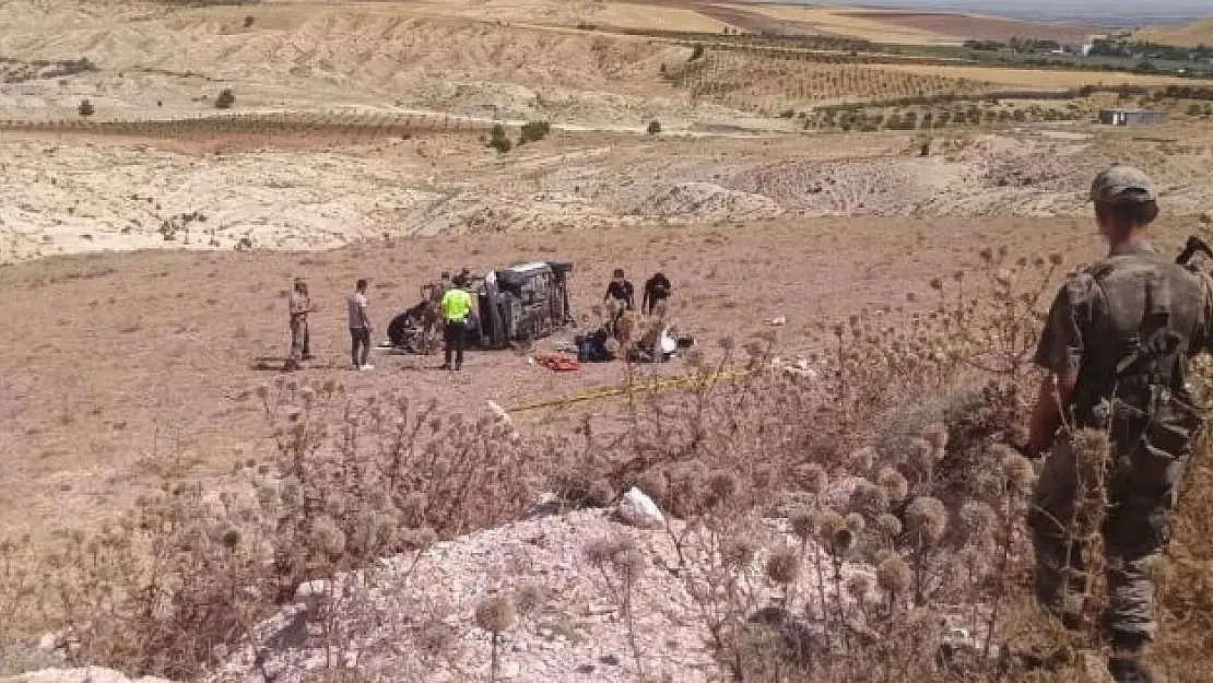 'Otomobil refüje çarpıp tarlaya yuvarlandı: 1 ölü, 3 yaralı'