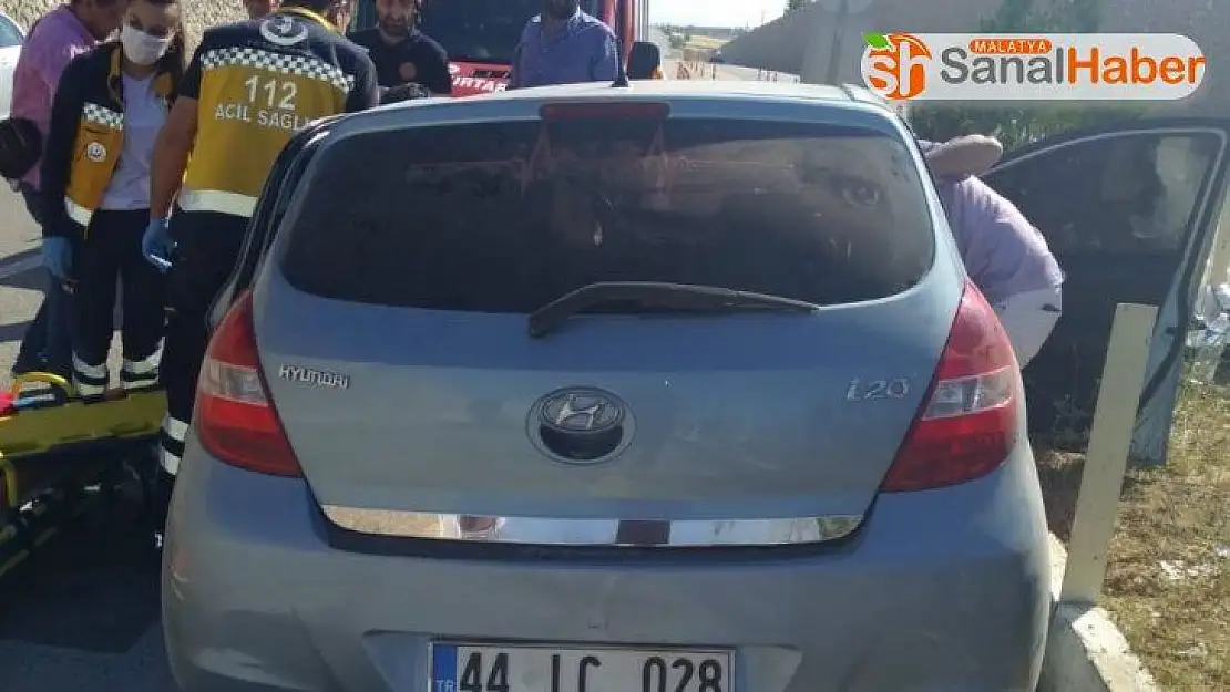 Otomobil refüje çarptı: 3 yaralı