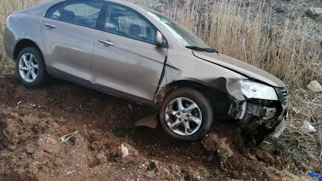 'Otomobil şarampole yuvarlandı: 2 yaralı'