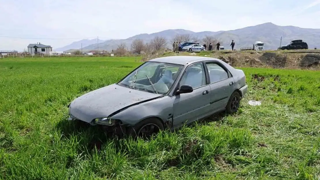 'Otomobil tarlaya uçtu: 3 yaralı'