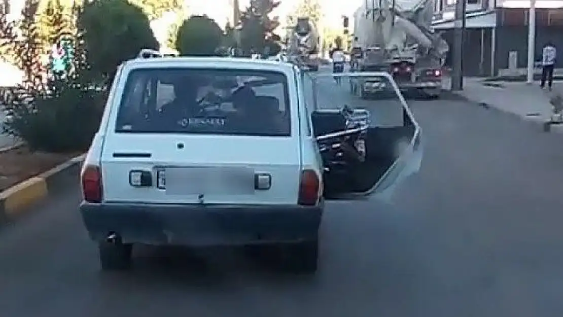 'Otomobil trafikte kapısı açık ilerledi'