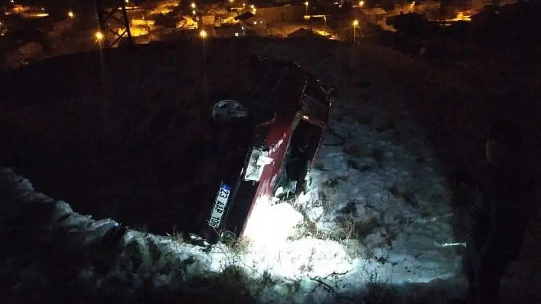 'Otomobil virajı alamadı, evin bahçesine uçtu: 3 yaralı'