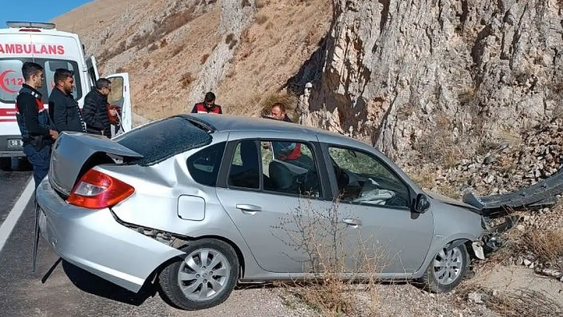 'Otomobil yoldan çıktı: 2 yaralı'