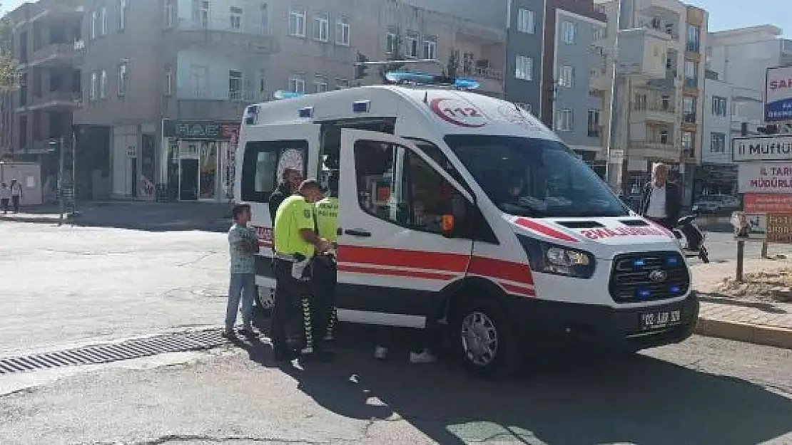 'Otomobile çarpmamak için motosikleti devirdi: 2 yaralı'