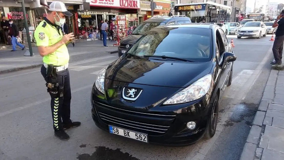 'Otomobilin çarptığı anne ve oğlu yaralandı'