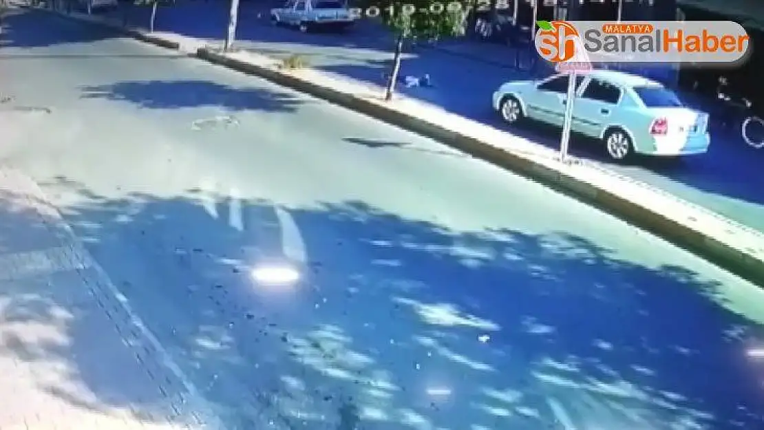 Otomobilin çarptığı çocuk metrelerce havaya fırladı
