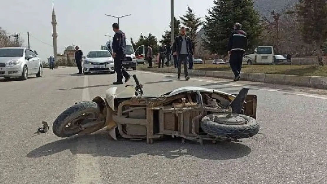 'Otomobilin çarptığı elektrikli bisiklet sürücüsü yaralandı'