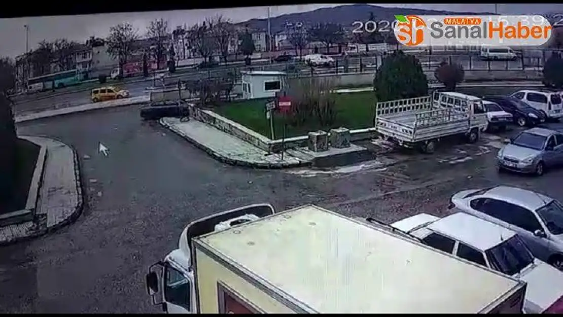 Otomobilin güvenlik kulübesine girdiği anlar kamerada