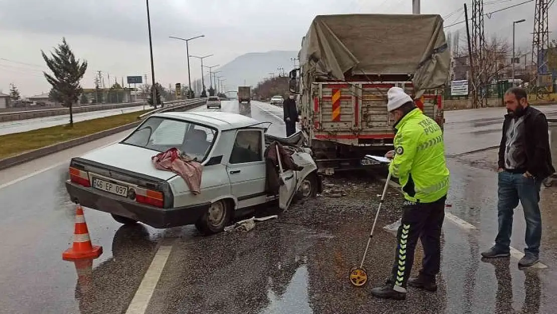 'Otomobilin kamyona çarpma anı kameraya yansıdı'