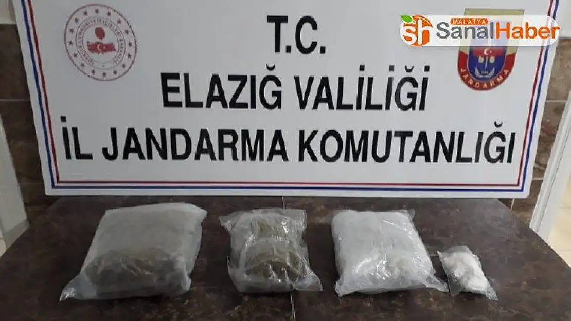Otomobilin kapısından uyuşturucu çıktı