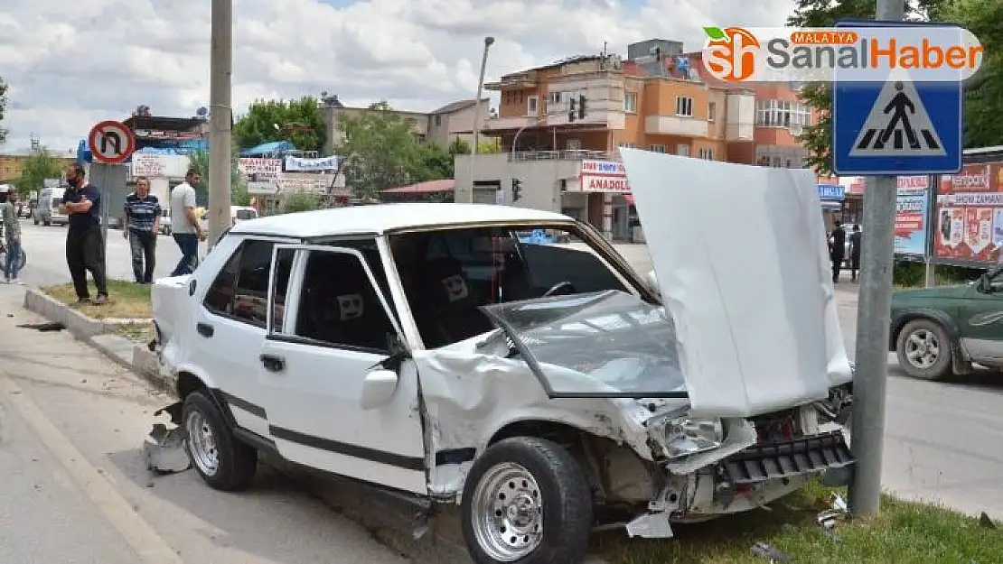 Otomobille ambulans çarpıştı: 1 yaralı