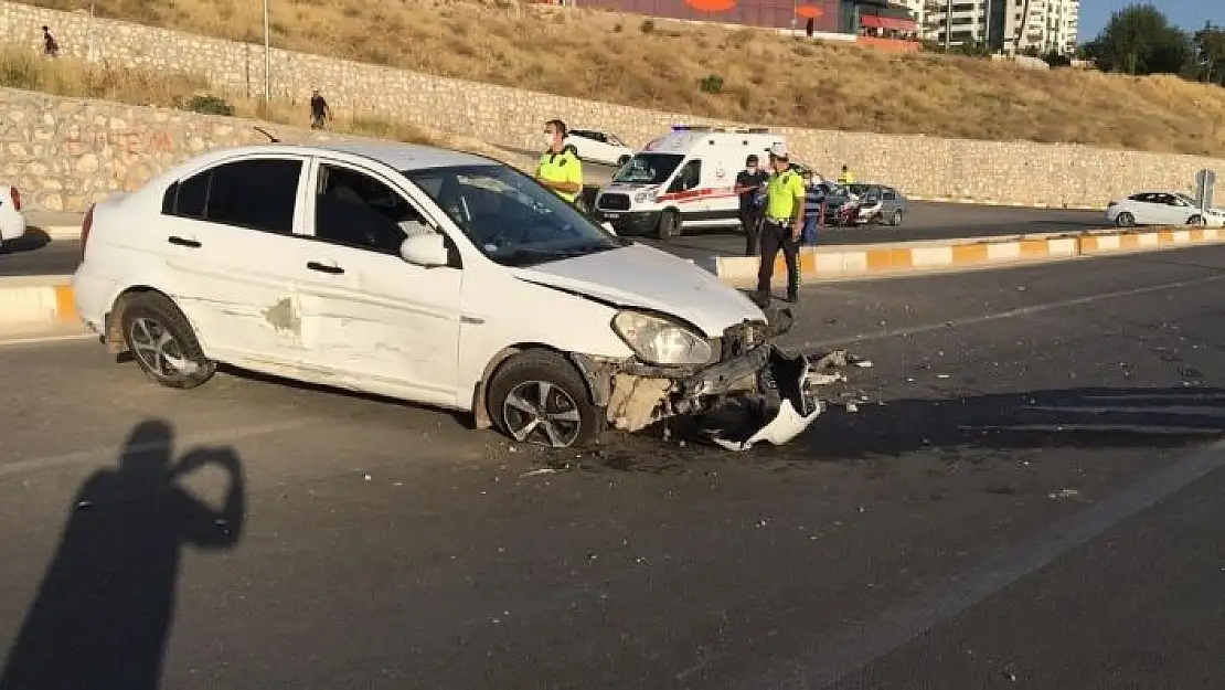 'Otomobille çarpışıp karşı şeride geçti: 3 yaralı'