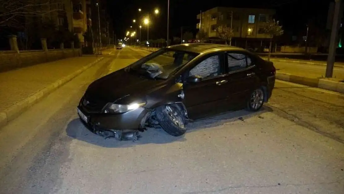 'Otomobille köpeğe çarpmamak için refüje çarptı'