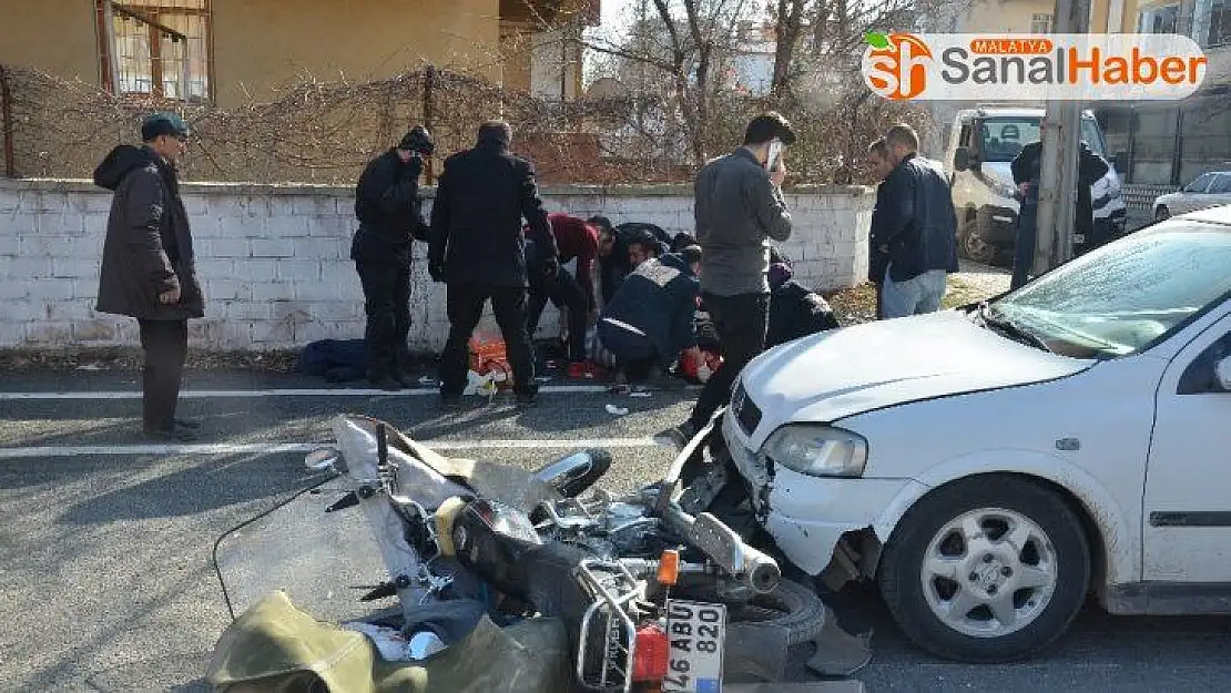 Otomobille motosikletin çarpıştığı kaza kamerada