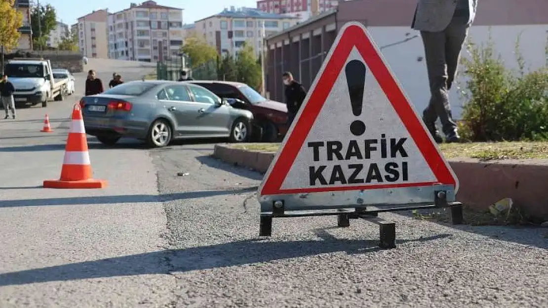 'Otomobiller çarpıştı: 4 yaralı'