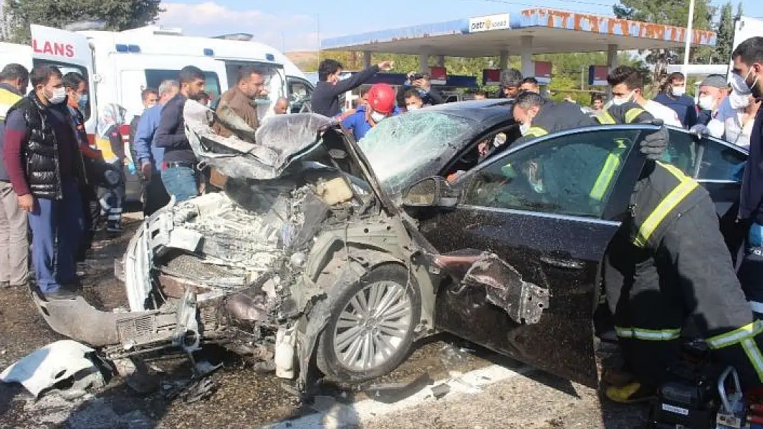 'Otomobiller dönüş yapan tıra çarptı: 1 ölü, 4 yaralı'