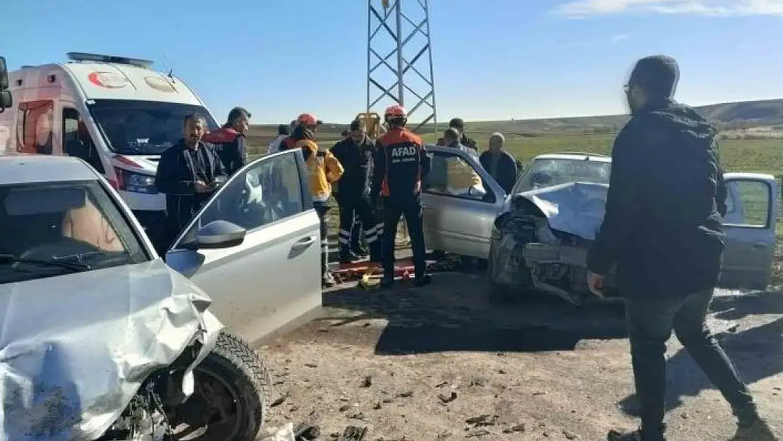 'Otomobiller kafa kafaya çarpıştı: 1 ölü, 3 yaralı'