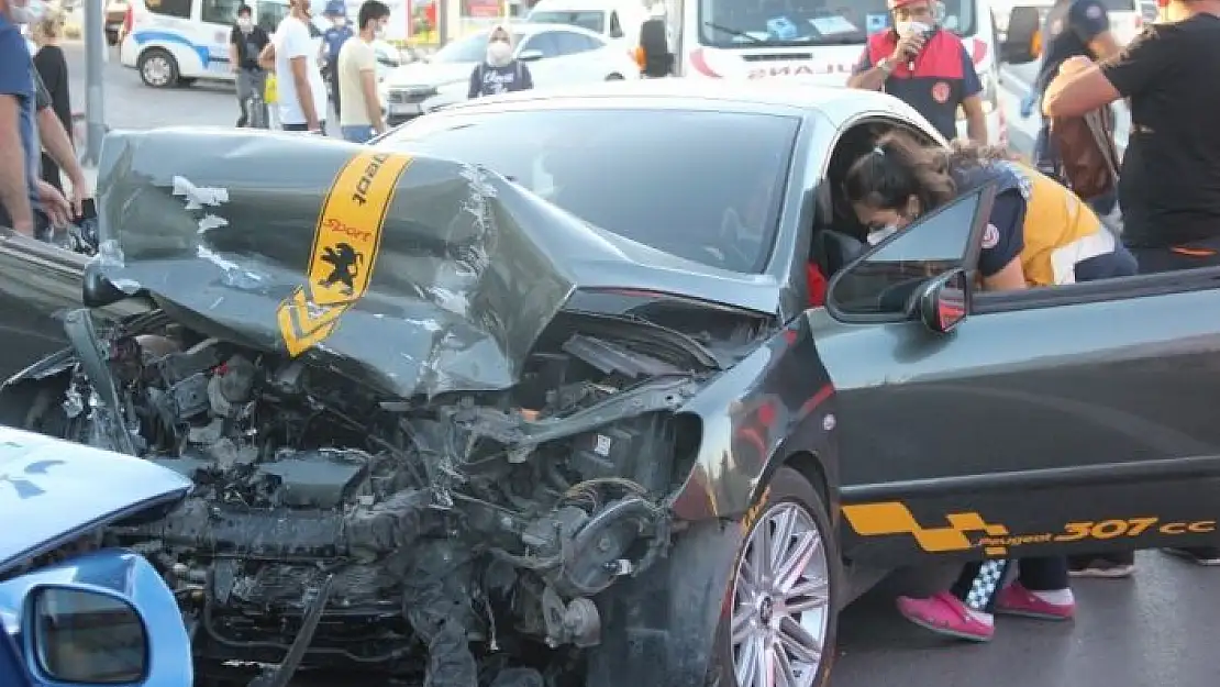 'Otomobiller kafa kafaya çarpıştı: 3 yaralı'