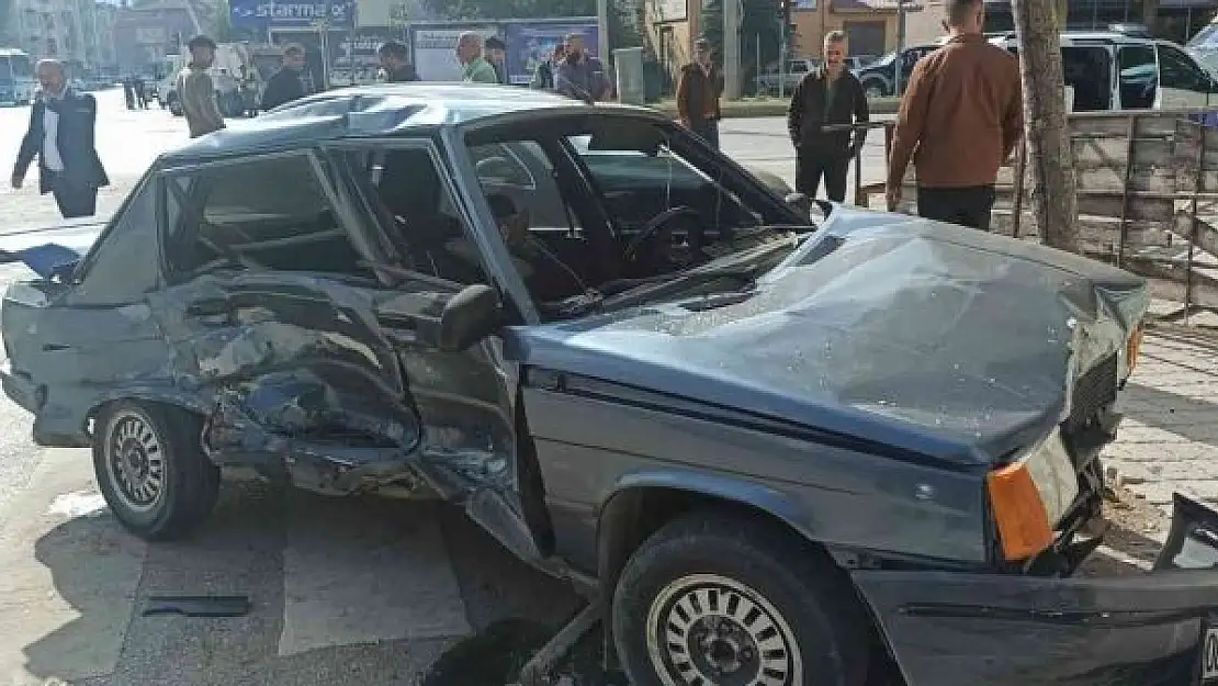 'Otomobiller kavşakta çarpıştı: 3 yaralı'