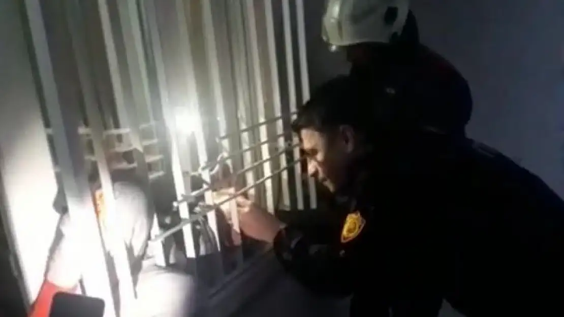'Oyun sırasında parmağı parmaklıklara sıkışan küçük kızın yardımına itfaiye koştu'