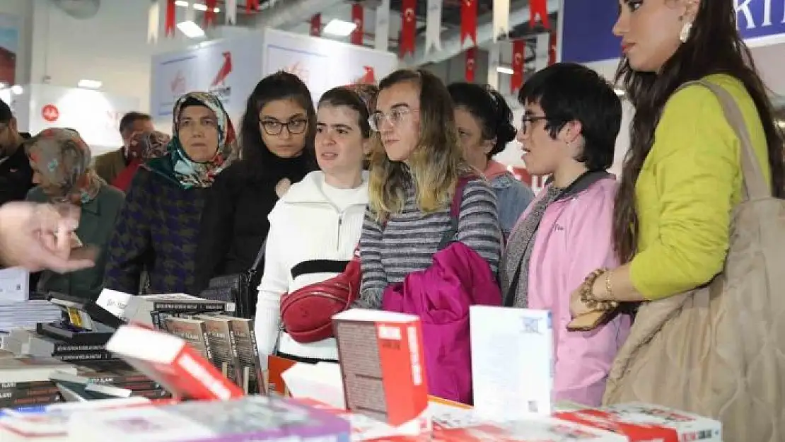 'Özel bireyler Elazığ Belediyesi Kitap Fuarını gezdi'