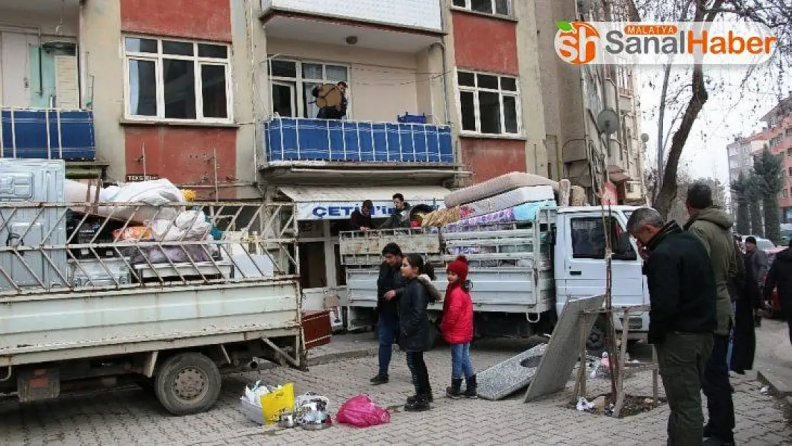 (ÖZEL) Elazığ'da 88 yapı için acil yıkım kararı, depremden kaçış