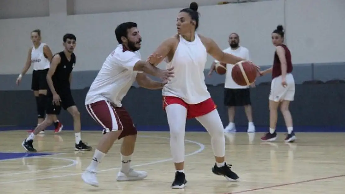 '(Özel haber) Elazığ İl Özel İdare Kadın Basketbol Takımı hazırlıklara başladı'