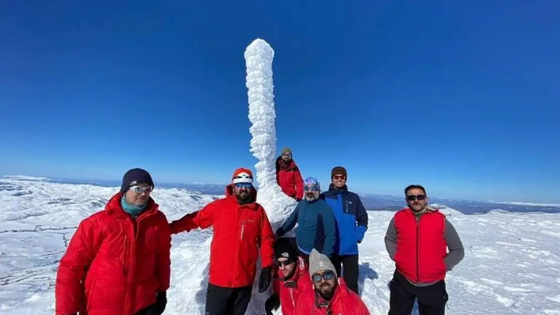 'Özel izin alıp 4 saat Türk Bayrağı için tırmandılar'
