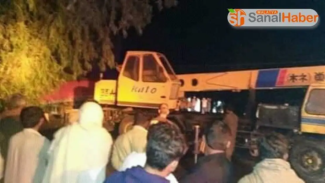 Pakistan'da ambulansla treyler çarpıştı: 9 ölü