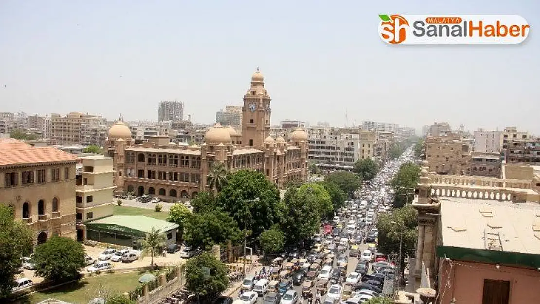 Pakistan'da kısıtlamalar sona erince halk, pazar yerlerine akın etti
