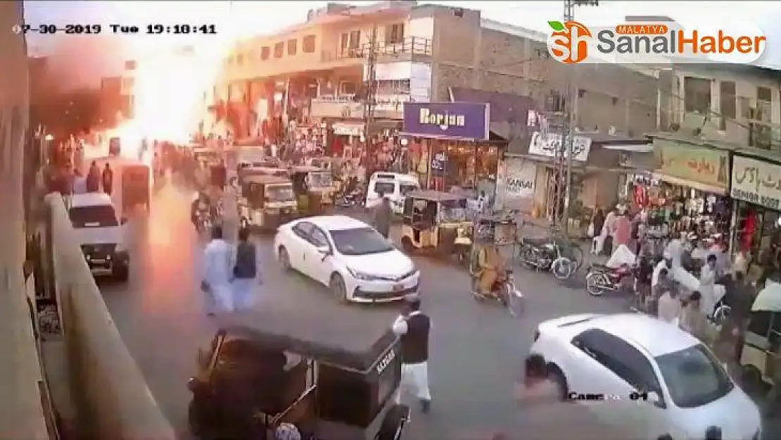 Pakistan'daki patlama güvenlik kamerasında