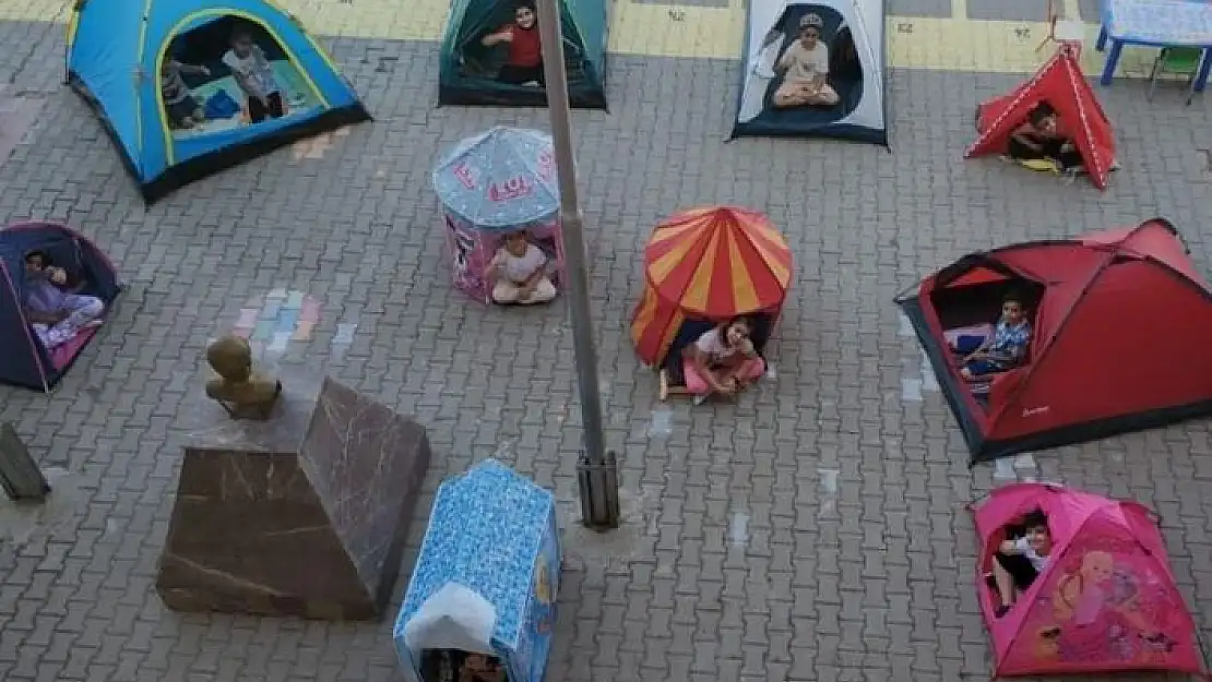 'Pandemi döneminde evde sıklan çocuklar çadırda ders işledi'