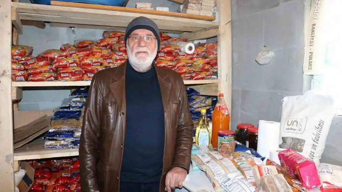 'Paranın geçerli olmadığı bakkalda, ihtiyacı olan poşetini doldurup gidiyor'