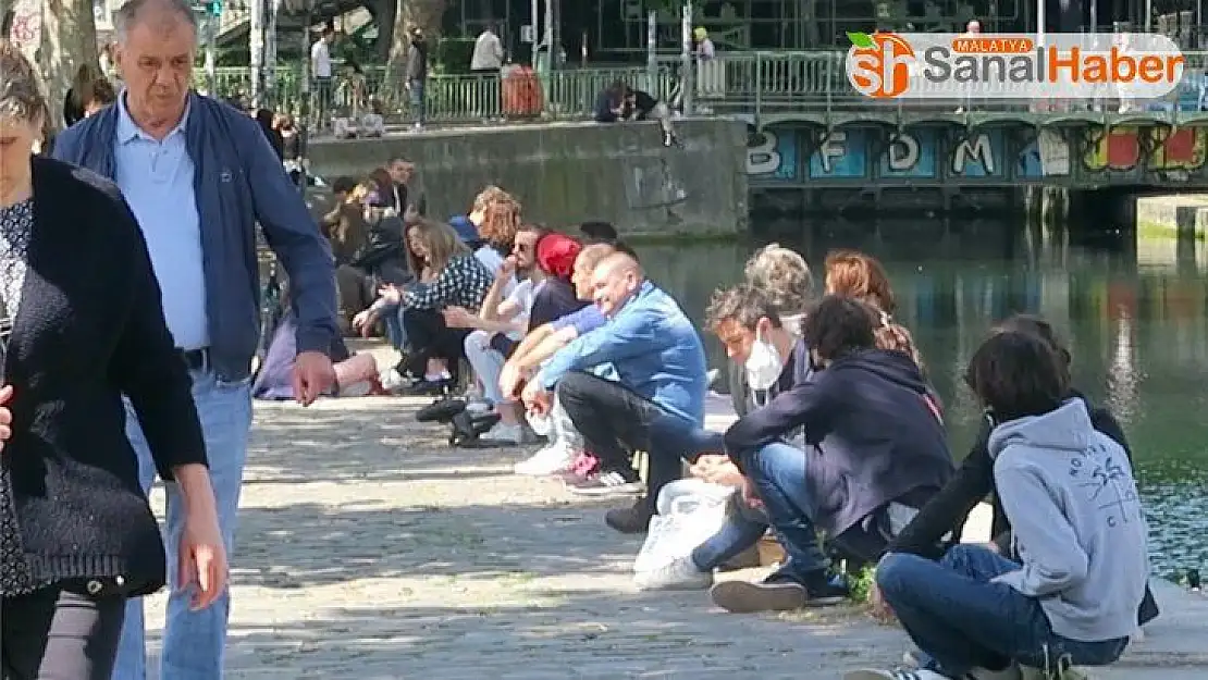 Paris sokakları salgına rağmen kalabalık