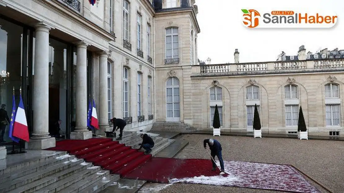 Paris'te dolu yağdı, sokaklar beyaza büründü