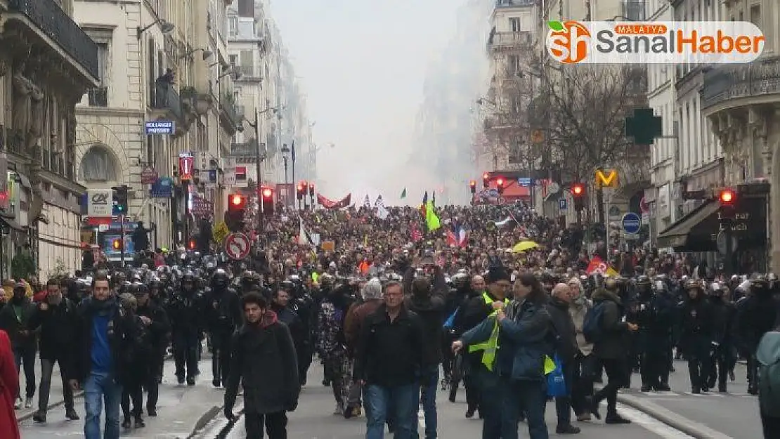 Paris'te emeklilik reformu karşıtı gösteri