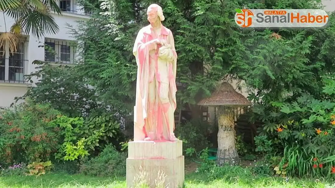 Paris'te filozof Voltaire'in heykeli kırmızıya boyandı