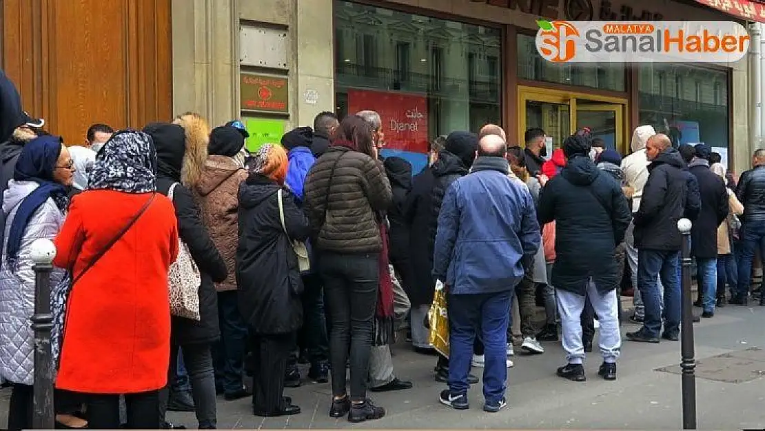 Paris'te havayolu şirketleri önünde uzun kuyruklar oluştu